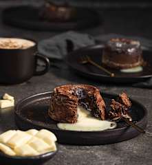 Deser z płynną białą czekoladą