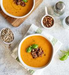 Zupa krem z papryki i suszonych pomidorów z gremolatą