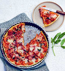 Tarte à la tomate, jambon, cantal et basilic