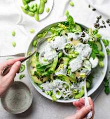 Salada verde com molho "green goddess"