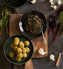 Almôndegas de couve-flor com salteado de acelgas