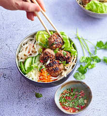 Bun cha de boulettes de porc, nouilles de riz complètes