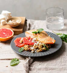 Saumon au quinoa et au pamplemousse