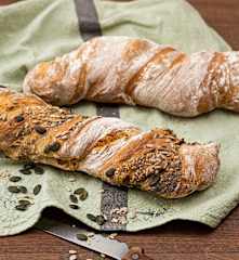 Pane rustico attorcigliato con lievito madre