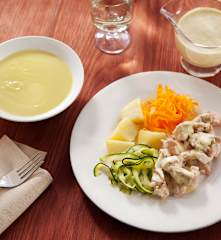 Menú completo: crema de verduras y pollo con salsa suprema