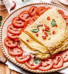 Omelete de mozarela e salada de tomate