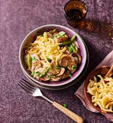 Geschnetzeltes Jäger Art mit Spätzle und grünem Spargel