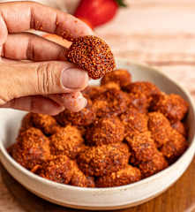 Bolitas de fresa enchilada (Spiced Strawberry Balls)