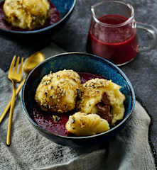 Schoko-Knödel mit Pflaumensauce und Kürbiskernen