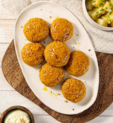 Polpette di lenticchie e carote, con salsa allo yogurt e curry