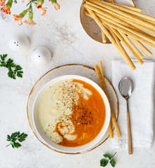 Dwukolorowa zupa-krem z białych i czerwonych warzyw