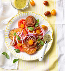 Ensalada de tomate con vinagreta de alcaparra