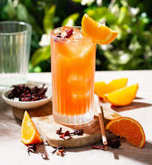 Agua de naranja con flor de hibisco