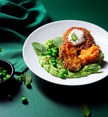 Bolinhos de batata-doce com queijo e puré de ervilha e menta