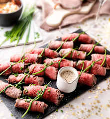 Rouleaux de rosbif fourrés à la mozzarella et à la tomate