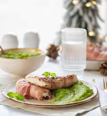 Dorsz w szynce parmeńskiej z purée z groszku