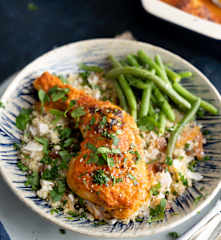 Quinoa com curcuma e frango com molho de pimentos e tomate