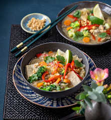 Misotopf mit Tofu und Glasnudeln