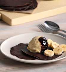 Crêpes de chocolate con helado de plátano