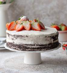 Kakaowy torcik z truskawkami
