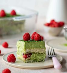 Matchamisu z malinami (tiramisu z herbatą matcha)