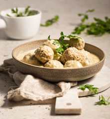 Pulpety z sosem cebulowo-migdałowym