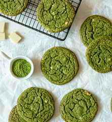 Ciastka z herbatą matcha i białą czekoladą