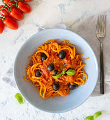Makaron z marchewki w sosie pomidorowym z oliwkami