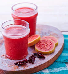 Agua de Jamaica con mandarina y jengibre