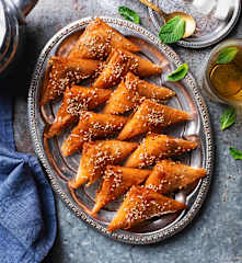 بريوات باللوز والعسل والسمسم