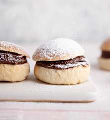 Bollos de nata con crema de avellana