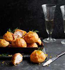 Gougères con salmón ahumado