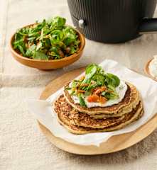 Hartige haver-zuurdesempannenkoekjes met roomkaas en salade