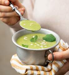 Zucchinisuppe mit Cashewkernen