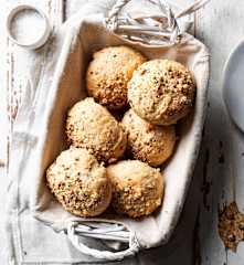 Bollitos de yogurt con nuez y granola