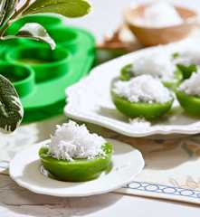 Kuih Kosui Pandan (Pandan Rice Cake with Grated Coconut)