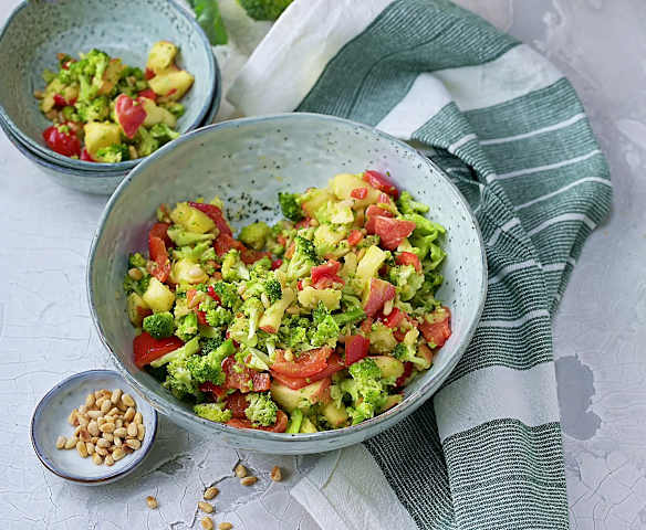 Brokkolisalat mit Pinienkernen - Cookidoo® – das offizielle Thermomix ... Brokkolisalat mit Pinienkernen - Cookidoo® – das offizielle Thermomix ...