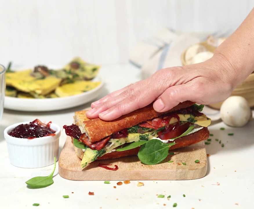 Ziegenkäse-Frittata- Sandwiches mit karamellisiertem rotem ...