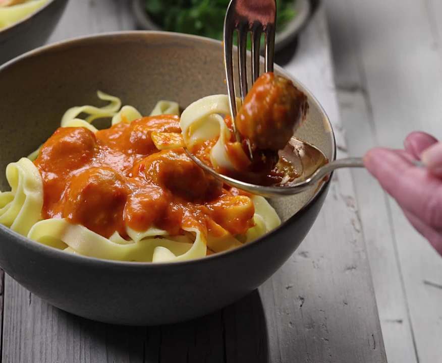 Paprikasauce mit Bratwurstbällchen zu Nudeln - Cookidoo® – the official ... Paprikasauce mit Bratwurstbällchen zu Nudeln - Cookidoo® – the official ...